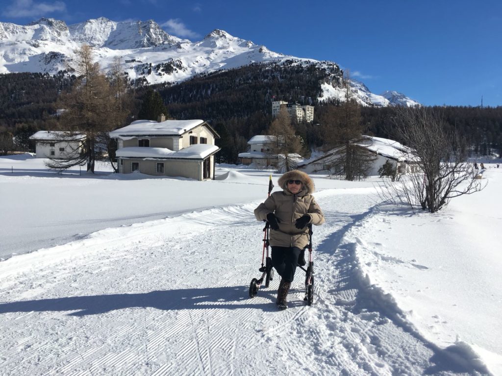 Freizeitaktivität: Spaziergang mit Rollator im Schnee